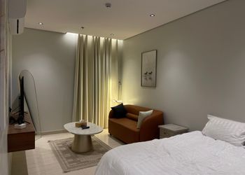 استديو بأثاث مريح وبسيط