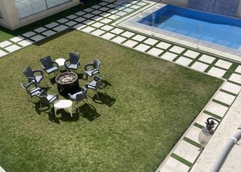 شاليه بمسطح اخضر ومسبح