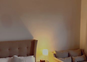 استديو بإطلالة ودخول ذاتي 