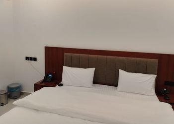 غرفة بسرير ماستر