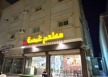 شقة بغرفتين نوم وصالة 
