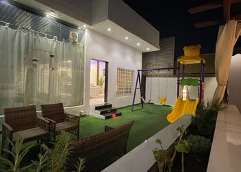 شاليه بغرفة نوم مطلة على المسبح
