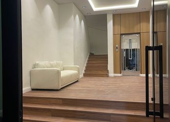 شقة بصالة مريحة وتصميم هادئ 