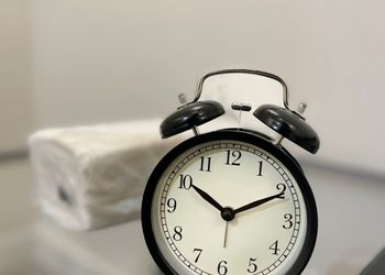 شقة بصالة وبأثاث مريح وبسيط 