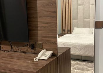 استديو بأثاث مريح وبسيط 