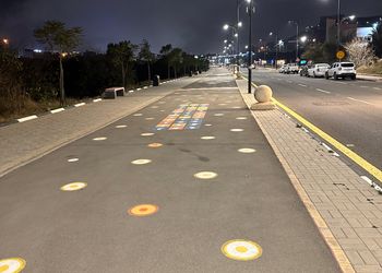 استديو بسرير ماستر وجلسة مريحة 