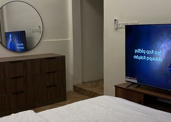 غرفة بسرير ماستر