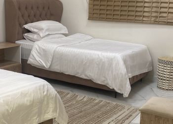 شقة بغرفة جلوس وغرفتين نوم 