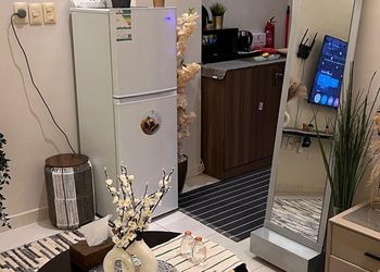 استديو بأثاث مريح وبسيط 