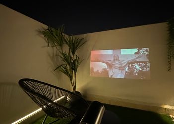 شقة بصالة مريحة وجلسة خارجية 