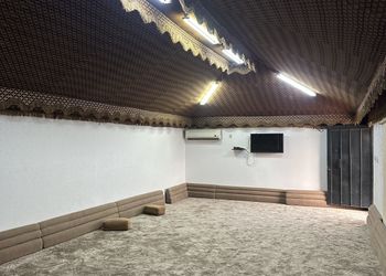استراحة بمجلس وفناء خارجي 