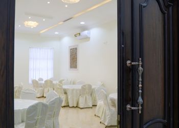 استراحة بألعاب أطفال ومسطح اخضر 