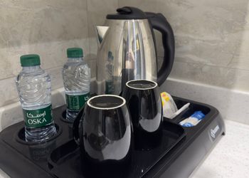 استديو بأثاث مريح وبسيط 