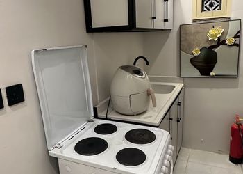 استديو بأثاث مريح وبسيط 