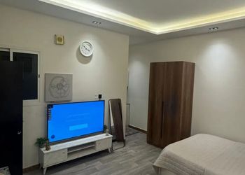 استديو بأثاث مريح وبسيط 