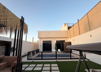 فيلا بمسبح خارجي وجلسة خارجية 