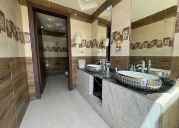 شاليه بمجلس ومسبح داخلي 