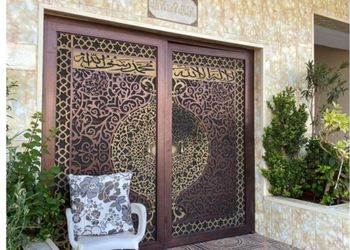 غرفة بسرير مفرد للرجال فقط 