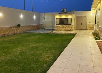 شاليه بمسطح اخضر وصالة