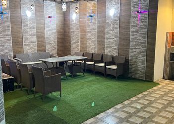 شاليه بمسطح اخضر وجلسة خارجية 