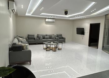 شاليه بمسطح اخضر وجلسة خارجية 