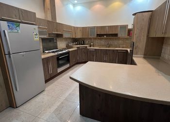 شاليه بمسطح اخضر ومسبح 