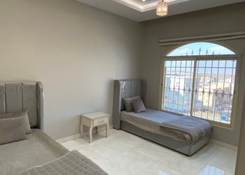 شقة بصالة وثلاث غرف نوم 