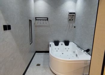 استديو بسرير ماستر وأثاث مريح 