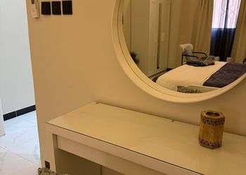 استديو بأثاث مريح وبسيط 