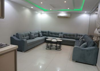 شاليه بجلسة تطل على مسبح خارجي 