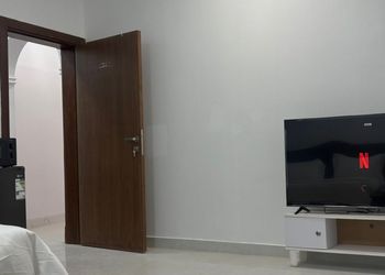 استديو بأثاث مريح وبسيط 