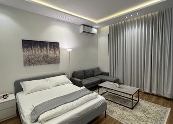 استديو بتصميم أنيق وسرير ماستر 