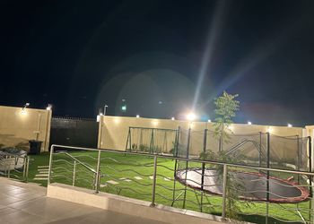 استراحة بمجلس وفناء خارجي 