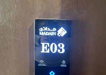 شقة أنيقة بصالة وغرف نوم
