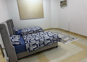شقة بصالة وغرفتين نوم 