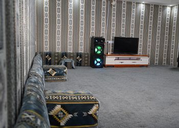 شاليه بمسطح اخضر وجلسة خارجية 