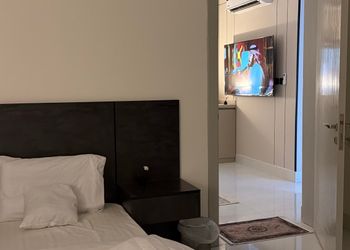 شقة بغرفة معيشة وغرفة نوم 