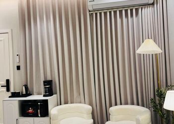 استديو بأثاث مريح وبسيط 