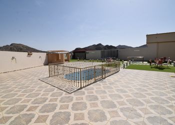 استراحة بملعب كرة طائرة وجلسة 