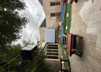 شاليه بصالة جلوس وجلسة خارجية 