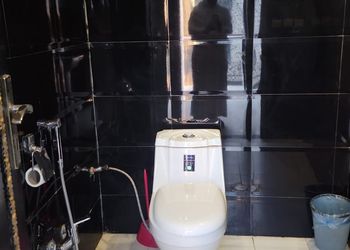 شاليه بجلسة تطل على مسبح خارجي  