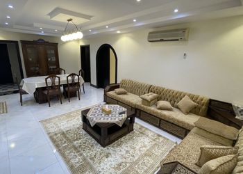 شقة بصالة وغرفتين نوم وبأثاث مريح