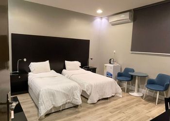 استديو بسرير ماستر وأثاث مريح 
