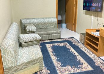 شقة بصالة جلوس وغرفتين نوم 