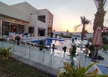 فيلا بجلسة خارجية على المسبح
