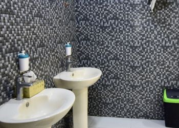 استراحة بمسطح اخضر وألعاب أطفال