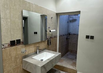 شقة بصالة جلوس وثلاث غرف نوم 