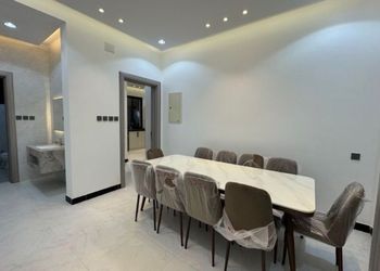 استراحة بمجالس مريحة وفناء خارجي 