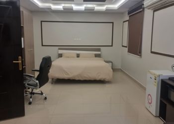 غرفة بسرير ماستر وجلسه جانبيه 