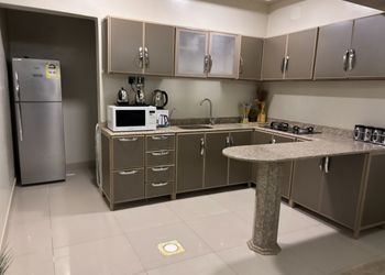 شاليه بسطح اخضر وصالة جلوس